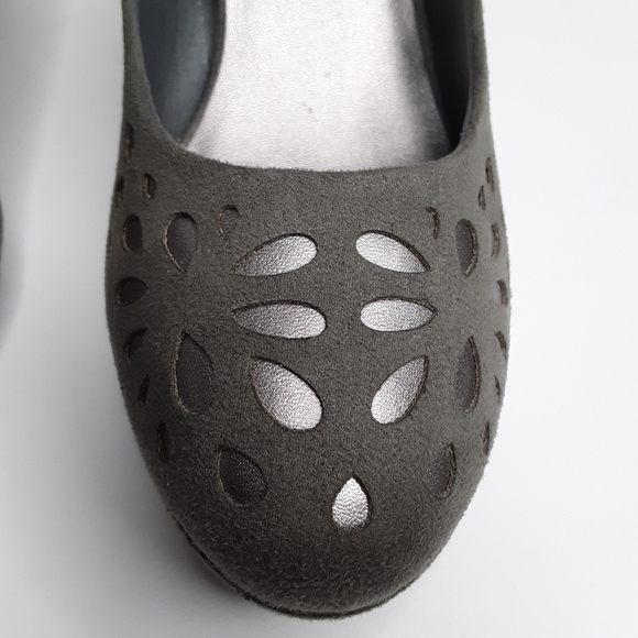 Yellow Box olive faux suede platform pumps - Picture 8 of 8